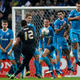 Los futbolistas no se protegen la entrepierna al hacer la barrera por capricho. Foto: AP Images
